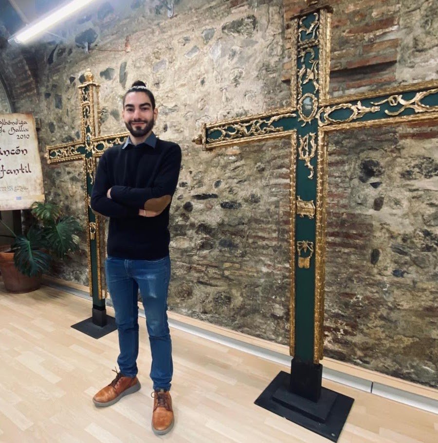 Antonio Delgado junto a dos cruces de tamaño natural durante el proyecto de la Cruz del Cordero.